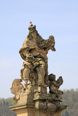 Prag, Çek Cumhuriyeti - 24 Nisan 2013: Charles Köprüsü'nde küçük Wenceslas ile St. Ludmila Heykeli, Prag, Çek Cumhuriyeti