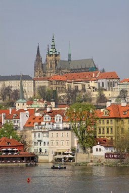 Prag, Çek Cumhuriyeti - 24 Nisan 2013: Aziz Vitus Katedrali ile Mala Strana ve Prag kalesindeki binaların görünümü, Prag, Çek Cumhuriyeti