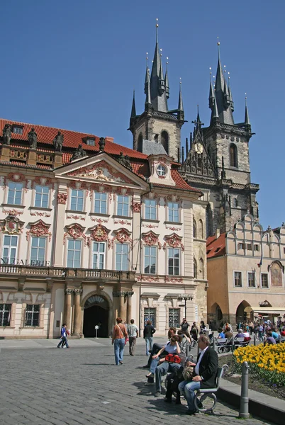 Prága, Cseh Köztársaság-április 25, 2010: Óvárosi tér és a Mária-templom előtt Tyn, Prága, Cseh Köztársaság — Stock Fotó