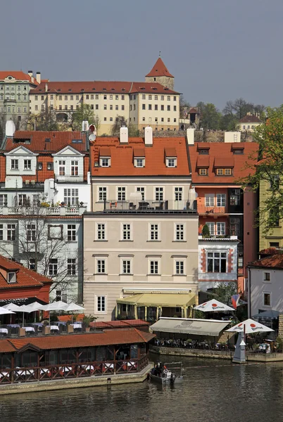 Πράγα, Τσεχική Δημοκρατία-24 Απριλίου, 2013: θέα των κτιρίων στη Μάλα Μέηβιου και στο κάστρο της Πράγας, Πράγα, Τσεχική Δημοκρατία — Φωτογραφία Αρχείου