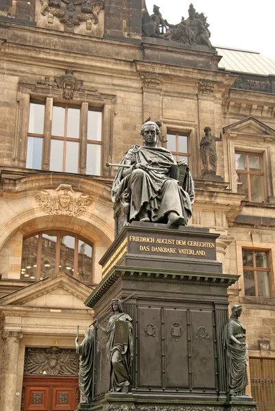 Dresden, Tyskland-27 april 2010: monument till Fredrik Augustus I av Sachsen i Dresden appellationsdomstol — Stockfoto