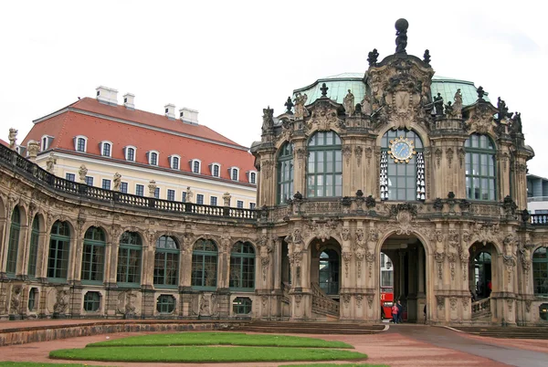 Zwingerův palác, ve kterém sídlí muzejní komplex v Drážďanech, Německo — Stock fotografie