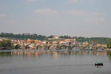 Prague, Çek Cumhuriyeti - 28 Nisan 2010: Vltava Nehri Prag, Çek Cumhuriyeti için geçiş Charles Köprüsü