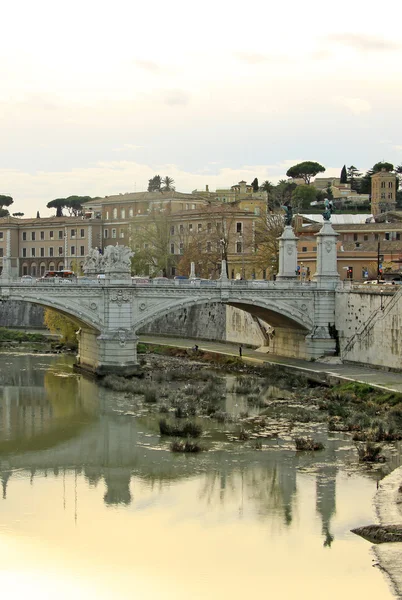 Rzym, Włochy-20 grudnia 2011: most przez rzekę Tyber, Ponte Umberto I, Rzym, Włochy — Zdjęcie stockowe