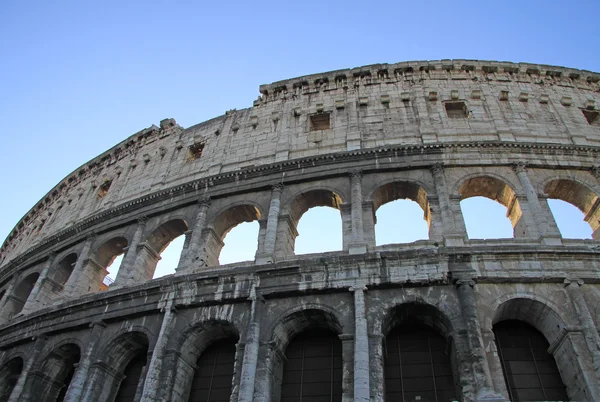 ROME, ITALIA - joulukuu 21, 2012: Colosseum, joka tunnetaan myös nimellä Flavian amfiteatteri Roomassa, Italiassa — kuvapankkivalokuva