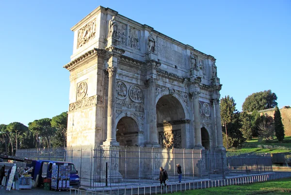 Rom, Italien-December 21, 2012: Konstantins triumfbåge bredvid den romerska Colosseum, Rom, Italien — Stockfoto