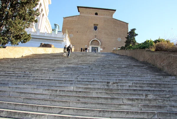 Roma, Italya-21 Aralık 2012: Roma, Italya 'daki Aracoeli 'de Santa Maria Kilisesi 'ne merdiven — Stok fotoğraf
