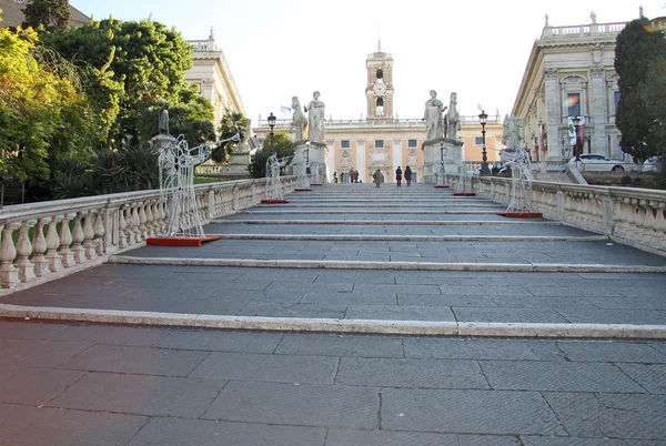 ROMA, ITALIA - 21 DICEMBRE 2012: Scala di nome Cordoata che porta al Campidoglio, Piazza del Campidoglio a Roma — Foto Stock