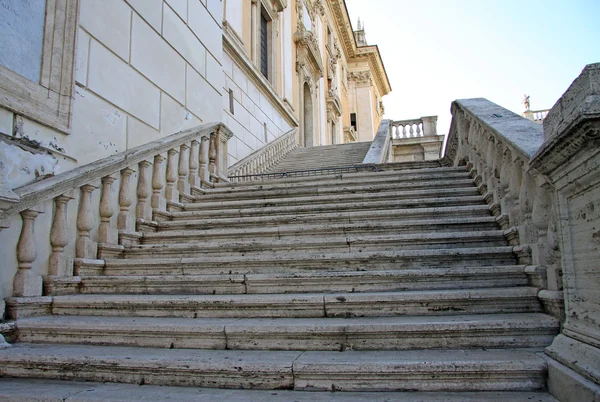 ROMA, ITALIA - 21 DICEMBRE 2012: Scale per Palazzo del Senato (Municipio di Roma) sul Campidoglio, Roma, Italia — Foto Stock