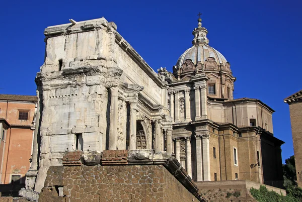 Rome, İtalya - 21 Aralık 2012: Arch Septimius Severus ve kilise Santi Luca e Martina adlı Roman Forum, Rome, İtalya — Stok fotoğraf