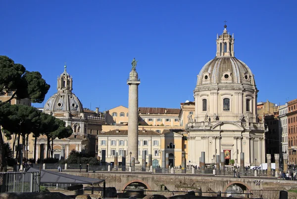 Rome, Olaszország - December 21-én 2012-ben: Traianus fórumra. Traianus-oszlop, Santissimón Nome di Maria al Foro Traiano templom, Róma, Olaszország — Stock Fotó