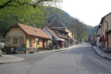 Karlstejn, Çek Cumhuriyeti - 30 Nisan 2013: binalar tarihinde ana sokak önde gelen Karlstein Castle, Karlstejn, Çek Cumhuriyeti