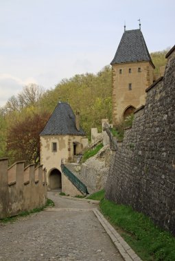 Karlstejn, Çek Cumhuriyeti - 30 Nisan 2013: giriş kuleleri Karlstein Kalesi, Karlstejn, Çek Cumhuriyeti