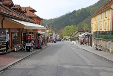 Karlstejn, Çek Cumhuriyeti - 30 Nisan 2013: binalar tarihinde ana sokak önde gelen Karlstein Castle, Karlstejn, Çek Cumhuriyeti