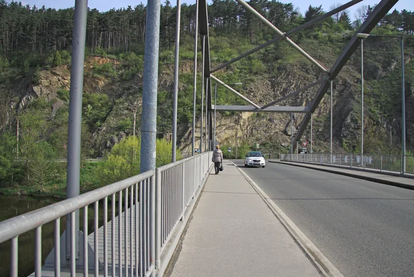 KARLSTEJN, REPÚBLICA CHECA - 30 DE ABRIL DE 2013: Puente sobre el río Berounka cerca del pueblo Karlstejn, República Checa — Foto de Stock