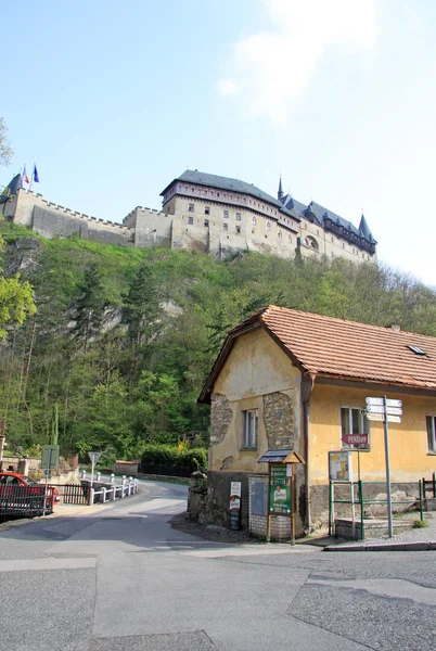 KARLSTEJN, REPÚBLICA CHECA - 30 de abril de 2013: Rua principal que leva ao Castelo de Karlstein, Karlstejn, República Checa — Fotografia de Stock