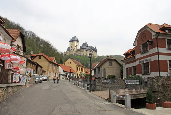 KARLSTEJN, REPÚBLICA CHECA - 30 de abril de 2013: Rua principal que leva ao Castelo de Karlstein, Karlstejn, República Checa — Fotografia de Stock