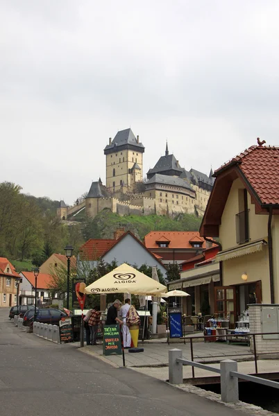 Karlstejn, Tsjechië - 30 April 2013: hoofdstraat die leidt naar het Kasteel Karlstein, Karlstejn, Tsjechië — Stockfoto