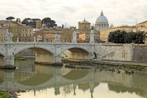 Rom. Visa på påvliga Basilica of St. Peter i Vatikanen (Basilica di San Pietro) — Stockfoto