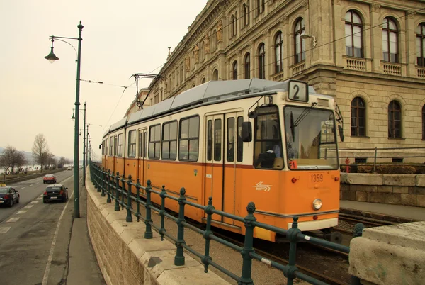 Antiguo tranvía en Budapest en ruta Pest Bank. febrero, 2012 — Foto de Stock