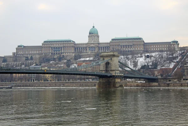 Widok na most Szechenyi łańcuchowy i Zamek Królewski — Zdjęcie stockowe