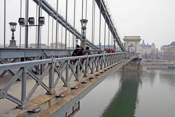 Widok z mostu Szechenyi Chain na cztery pory roku Hotel Budapeszt, Węgry, luty 2012 — Zdjęcie stockowe