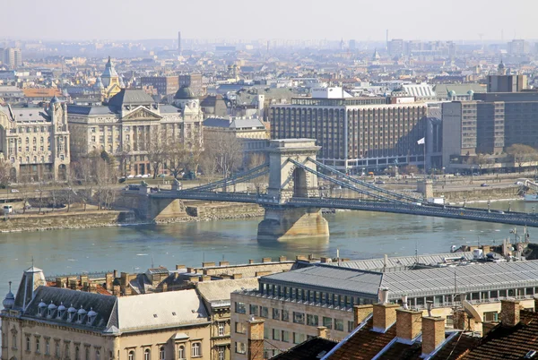 Vista desde el Bastión del Pescador en el Puente de Cadena de Szechenyi y la Plaga — Foto de Stock