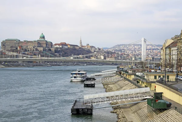 Puente Elisabeth a través del Danubio en Budapest, Hungría — Foto de Stock