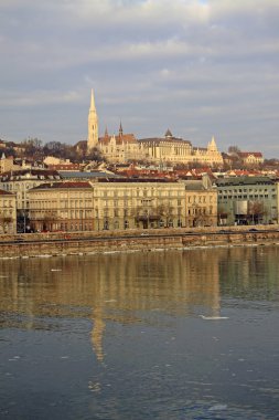 Buda Budapeşte, Macaristan'ın kıyısında görüntülemek