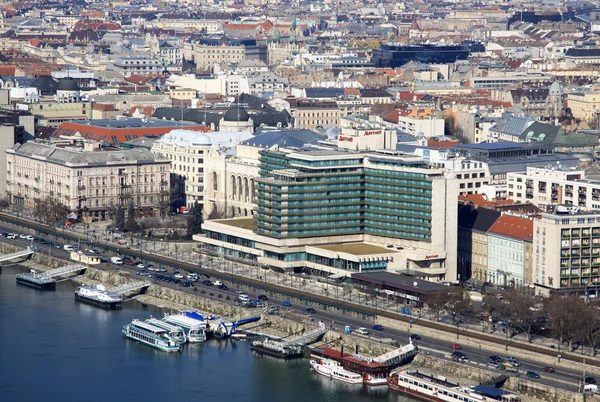 Pohled na Hotel Marriott v Pešti, Budapešť, Maďarsko. Února 2012. — Stock fotografie