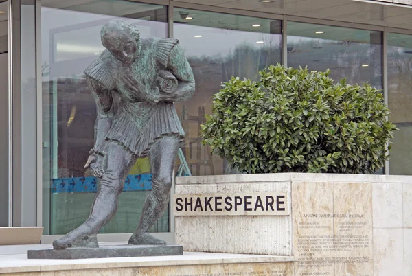 Shakespeare Monument near Budapest Marriott Hotel. February 2012 — Stock Photo, Image