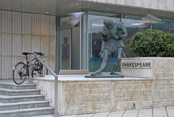 Shakespeare Monument near Budapest Marriott Hotel. February 2012 — Stock Photo, Image