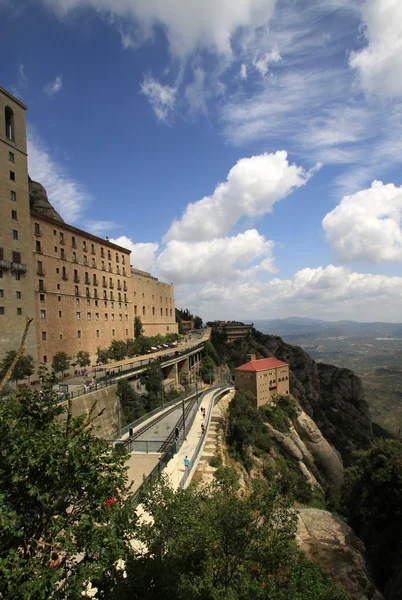 Treno ferroviario del treno di Montserrat Cremallera nell'abbazia benedettina di Santa Maria de Montserrat a Monistrol de Montserrat, Spagna — Foto Stock