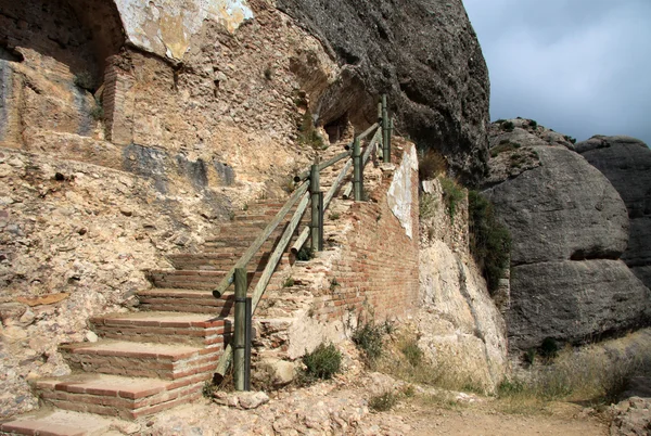 Le scale vicino al sentiero che conduce all'eremo di Santa Giovanna nel monastero di Montserrat, Spagna — Foto Stock