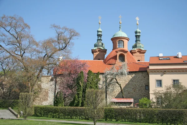 Katedrális templom Szent Lőrinc a Petrin-domb, Prága, Cseh Köztársaság — Stock Fotó