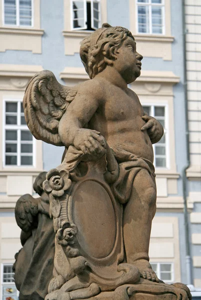 Szobra, a Szentháromság oszlop (pestis oszlop), a Lesser Town Square. Prága, Cseh Köztársaság — Stock Fotó