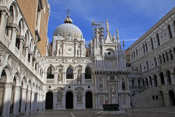 Vnitřní soud, Dóžecí palác, Benátky, Itálie — Stock fotografie