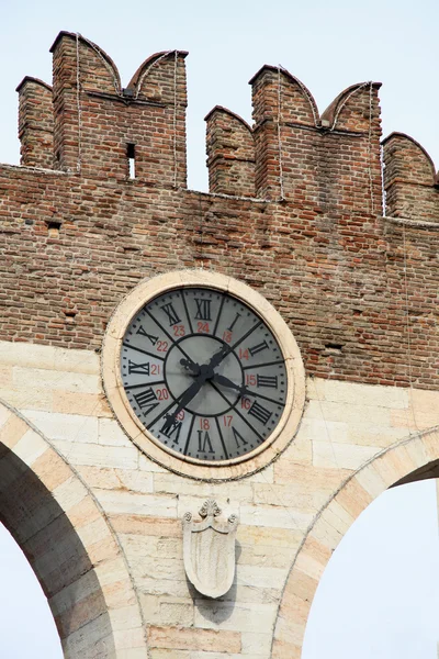 Relógio em Portoni della Bra em Verona, Itália — Fotografia de Stock