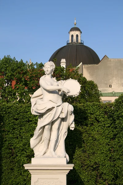 Statua di un Musicista nei Giardini del Palazzo Belvedere, Vienna, Austria — Foto Stock