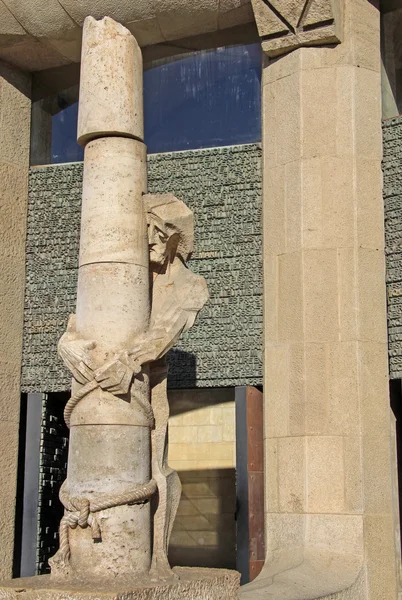 BARCELONA, ESPANHA - 12 DE DEZEMBRO DE 2011: Jesus no pilar. Escultura da fachada da paixão, igreja Sagrada família, por Antoni Gaudi . — Fotografia de Stock