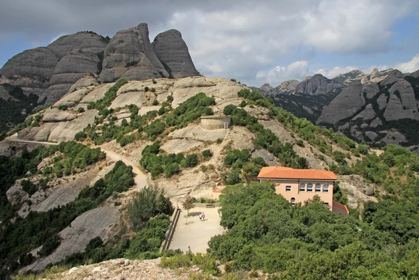 Sentier pédestre dans les montagnes de Montserrat en Catalogne, Espagne . — Photo