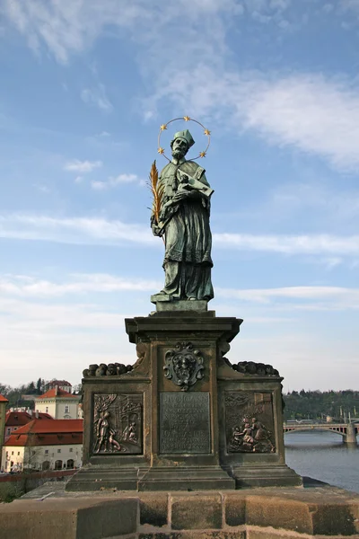 St. John of Nepomuk Staty på Prague Charles Bridge, Tjeckien — Stockfoto