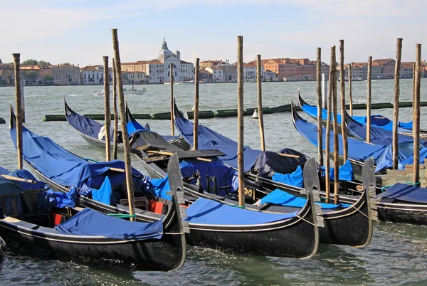 Góndolas cubiertas en la laguna de Venecia — Foto de Stock