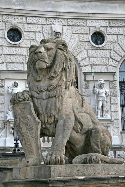 在奥地利维也纳霍夫堡宫的入口处的屏蔽的狮子雕像 — 图库照片