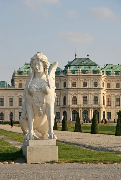 Estatua en el Palacio Belvedere Jardines en Viena, Austria — Foto de Stock