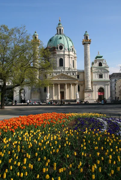 Iglesia de San Carlos (Wiener Karlskirche) en Karlsplatz en Viena (Wien), Austria — Foto de Stock