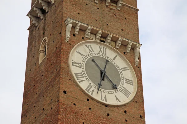 Ρολόι στον πύργο Lamberti την Piazza delle Erbe στην Βερόνα, Ιταλία — Φωτογραφία Αρχείου