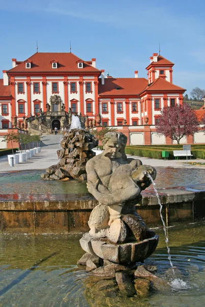 Памятник фонтану перед дворцом Троя в Праге, Чехия — стоковое фото
