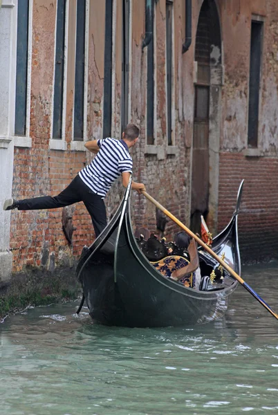 Gondolier paseos en góndola, Venecia, Italia — Foto de Stock