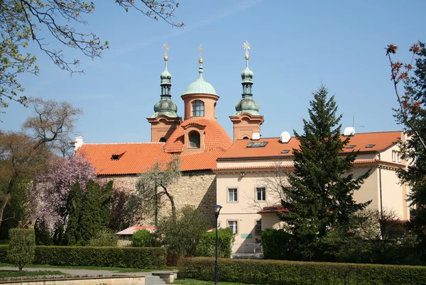 Kathedraal kerk van Saint Lawrence op het Petrin Hill in Praag, Tsjechië — Stockfoto